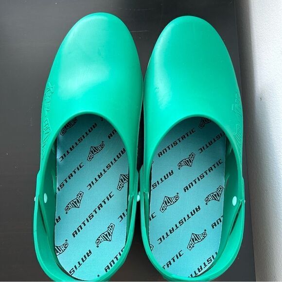 Calzuro Rebel Medical shoes autoclavable closed heel shoe in Green/Pastel Green - Picture 3 of 12